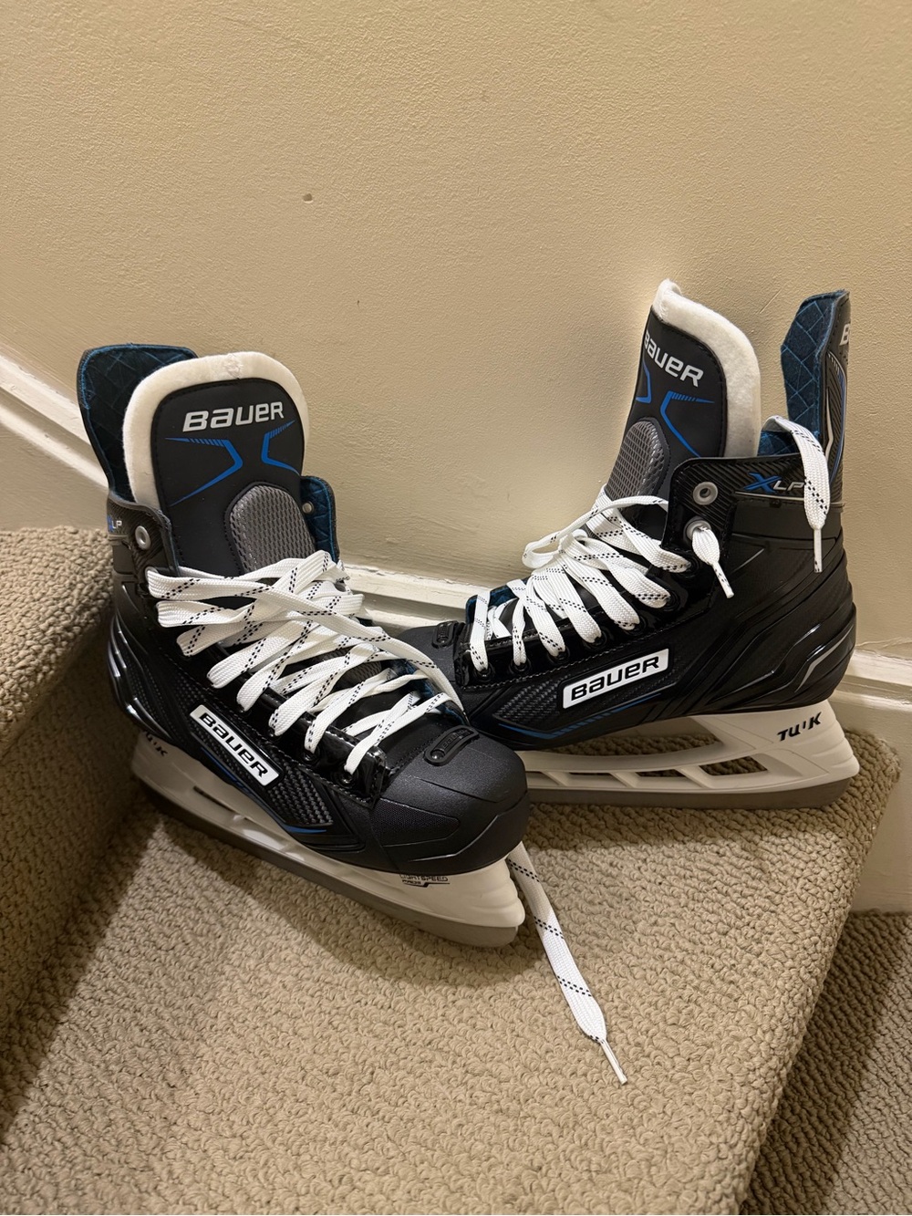 Bauer Black Ice Hockey Skate with White Size Sticker
